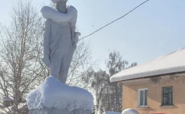 Памятник Маяковскому стал «героем» соцсетей в ВКО