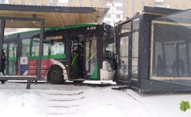 Пассажирский автобус врезался в теплую остановку в Астане