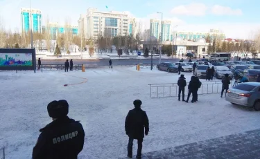 Мужчина угрожает взорвать самодельное устройство в центре Астаны (ВИДЕО)