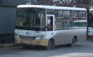 Шымкентте есігін жаппай жүріп кеткен автобустан 2 әйел құлап жарақаттанды