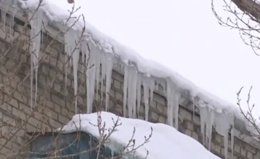 В Уральске глыбы снега и льда угрожают жителям (видео)