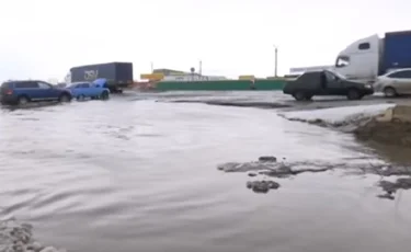 Уральск топит талыми водами (видео)