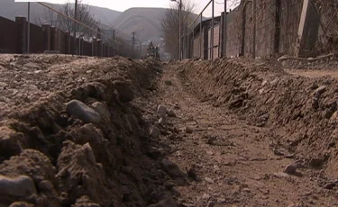 «Бұл уақытша қиындық»: Алматыда аудан әкімі жол проблемасынан шаршаған тұрғындарды сабырға шақырды