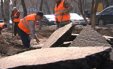 Алматыда сапасыз асфальт төселген тротуарлар қайта жөнделе бастады 