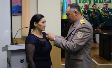 Өскеменде екі адамды өрттен құтқарған әйел марапатталды