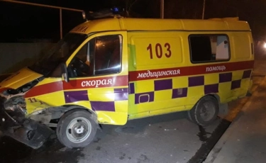 Алматыда жедел жәрдем көлігі аударылды (ФОТО)