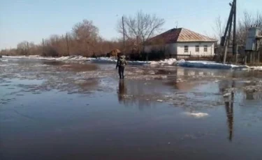 Центральная улица поселка в ВКО превратилась в реку