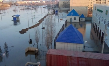 В Кокшетау пришли паводки - топит дома и улицы