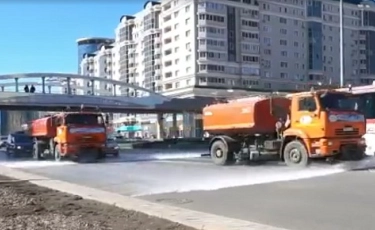 Дороги в Нур-Султане стали мыть шампунем 