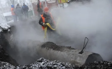 Порыв трубопровода в Алматы: несколько человек госпитализировано (видео)