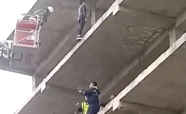Девушка пыталась совершить суицид в Таразе - спасатели ей помешали (ВИДЕО)