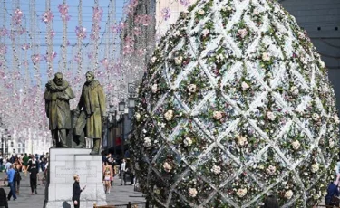 Семиметровые пасхальные яйца украсили Москву