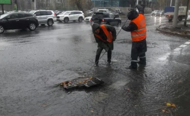 Бостандық ауданының тұрғындары арықтардың бітеліп қалуынан тротуарларды су шайып кететінін айтып шағымданды