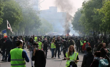 Полиция Франции задерживает людей перед началом первомайских демонстраций