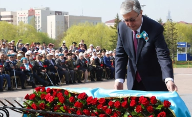Глава государства поздравил казахстанцев с Днем Победы