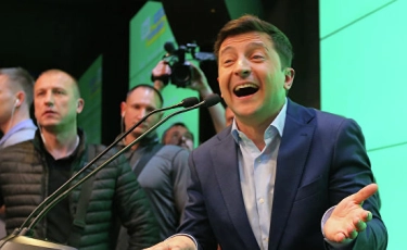 Зеленский отправился на инаугурацию пешком