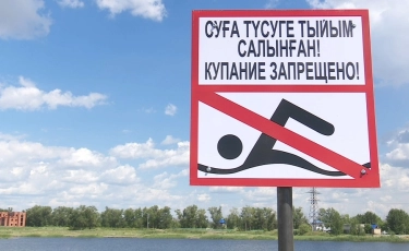 В Костанае на берегу реки устанавливают знаки, запрещающие купание