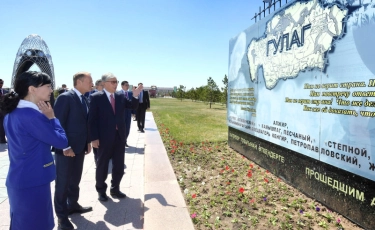 Президент Казахстана и глава Евросовета почтили память жертв политических репрессий