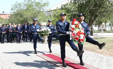  Ақтөбеліктер лаңкестік шабуылда қаза тапқан әскери қызметкерлерді еске алды