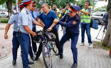 Полиция извинилась за задержание алматинца на велосипеде