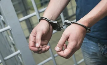 Қостанайда 17 жасар бойжеткен үшінші қабаттан құлап кетті  