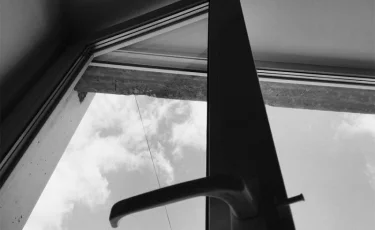 Ақтөбеде 2 жасар бала сегізінші қабаттан құлап қайтыс болды 