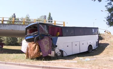 Пассажирский автобус упал с моста в Алматы