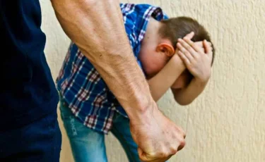 Өскемен тұрғыны жас жігітті үйінде қамап ұстап, ыдыс жуғызып, пәтерін жинатқан