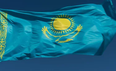 Главный флаг страны поднял Президент РК 