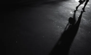 Әйелді есінен танғанша ұрған: Нұр-Сұлтан полициясы видеоға түсініктеме берді  