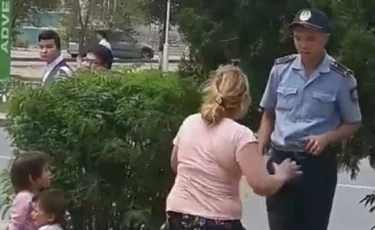 Ақтау полицейлері балаларымен көшеде жүрген мас әйелді ұстады