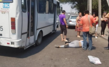 Алматыда бойжеткен автобустан құлап кетті