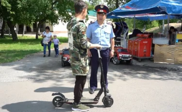 Владельцам электросамокатов разъясняли правила эксплуатации полицейские Петропавловска