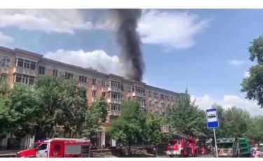 Алматыда Назарбаев даңғылында орналасқан үйдің шатыры өртеніп жатыр 