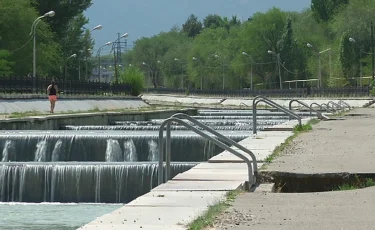 На разбитую набережную реки Большая Алматинка пожаловались горожане