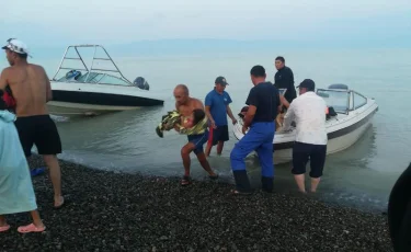 Алакөлде демалушылар балалармен бірге аралда қалып қойды