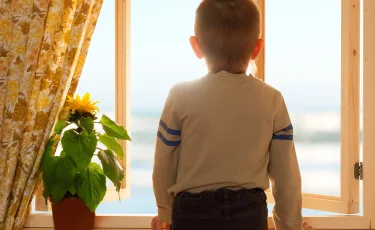 Терезеден құлай жаздаған баланы құтқарған азаматты Ішкі істер министрі марапаттады