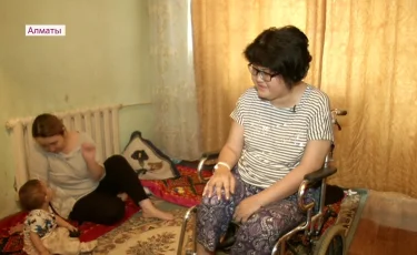 Үш жыл бойы далаға шықпаған мүгедек ана көпшіліктен көмек сұрайды