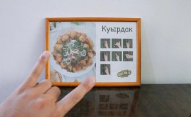 Посетители кафе на языке жестов заказывают еду в Нур-Султане 