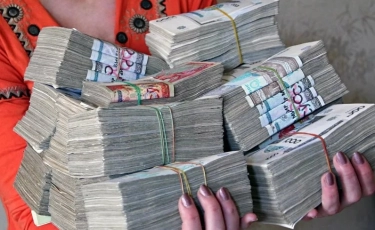 Обменные пункты заработали в Узбекистане: за день банки приобрели у населения около 20 млн долларов