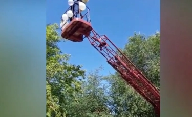 Ақтөбеде күйеу жігіт бойжеткенді 5-қабаттан кранмен ұрлап кетті (видео)
