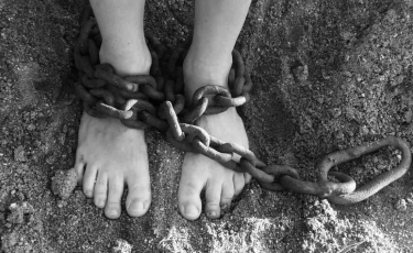 "Сүйегін күні-түні өртеген": Қостанай облысында шынжырлап ұстап, өлтірілген ер адамның ісіне қатысты тың мәліметтер шықты