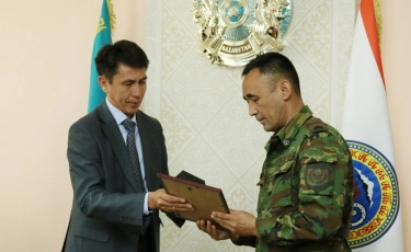 Алматинских пожарных, боровшихся с огнем на Кок-тобе, наградили в акимате