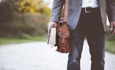 Алматының қақ ортасында студент қызға бас салған ер мұғалім қызметінен қуылды 