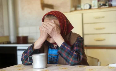 Өскеменде 85 жастағы кейуананы өз ұлы тонап кетті