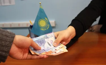 Алматыда  пара алған шенеуніктің қолға түскен сәтінен  видео   жарияланды  