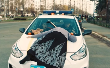 Видео наезда алматинских полицейских на пенсионерку появилось в Сети