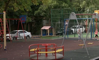 Алматыда жөнделгеніне жыл толмаған аулалар қирап жатыр