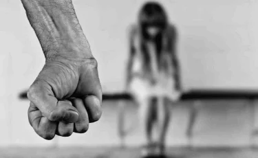  62 жастағы мұғалім оқушы қызды жылдар бойына зорлаған