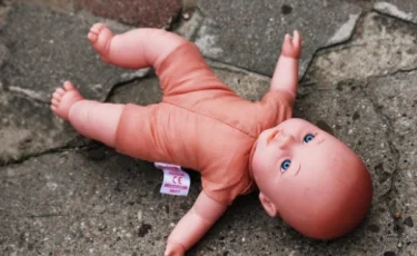 Жас босанған әйел екі сәбиді терезеден лақтырып жіберді